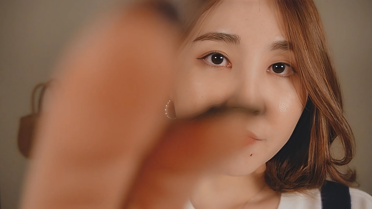 当我看着它时,我闭上眼睛,轻点屏幕并轻声说 ASMR